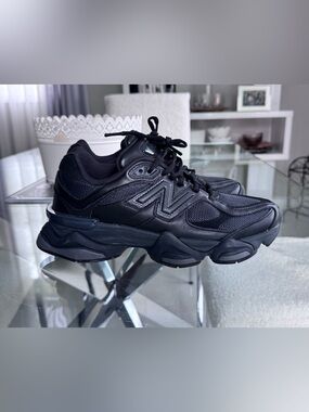 New Balance Women's Black Athletic Lace-Up Sneakers